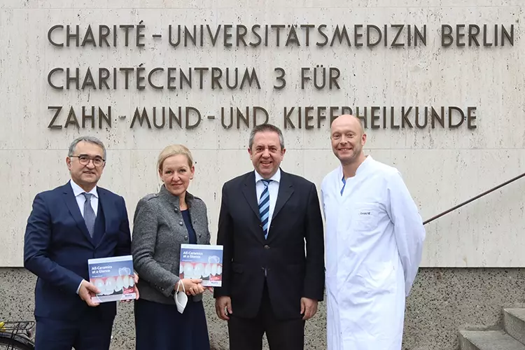 Spendenübergabe in Berlin: Die AG Keramik stiftete 150 Exemplare des Standardwerks „All-Ceramics at a Glance“ an die zahnmedizinische Fakultät in Tirana. V.l.n.r.: Artan Pojani, Dr. Caroline Gommel, Botschafter Artur Kuko, Prof. Dr. Florian Beuer.