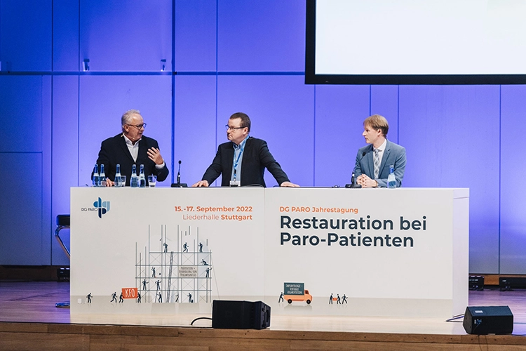 Die Referenten Prof. Hannes Wachtel, Prof. Thomas Dietrich und Prof. Stefan Wolfart im Gespräch (v.l.n.r.).