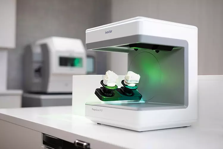 Der neue PrograScan® PS7 von Ivoclar scannt Ober- und Unterkiefermodelle simultan.