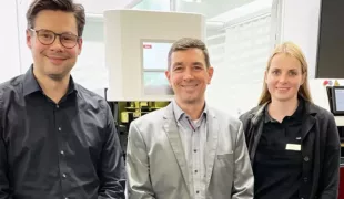 V.l.n.r.: Andreas Schultheiss, CEO Rapid Shape, Dr. Sascha Cramer von Clausbruch, CTO Kulzer, Kyla Robl, Sales Consultant Rapid Shape.