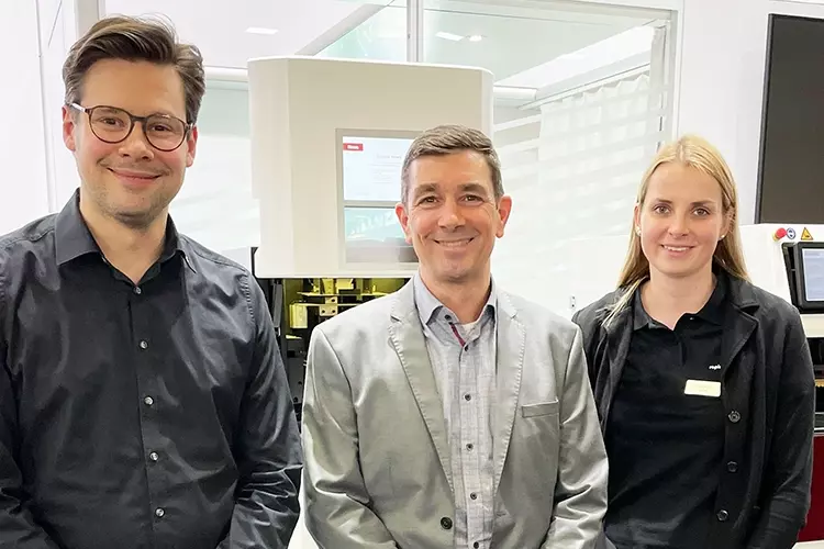 V.l.n.r.: Andreas Schultheiss, CEO Rapid Shape, Dr. Sascha Cramer von Clausbruch, CTO Kulzer, Kyla Robl, Sales Consultant Rapid Shape.