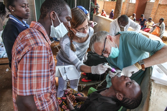 Zahnarzt und DfA-Mitglied Dr. Andreas Wagner bei einem mobilen Einsatz in Kenia.