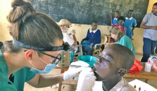 Dentists for Africa e.V. setzt sich seit vielen Jahren für Projekte in Kenia ein, um benachteiligten Menschen vor Ort einen besseren Zugang zur medizinischen Versorgung zu ermöglichen.