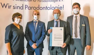 Prof. Dr. Ulrich Schlagenhauf (2. von rechts) wurde die Ehrenmitgliedschaft der DG PARO verliehen.