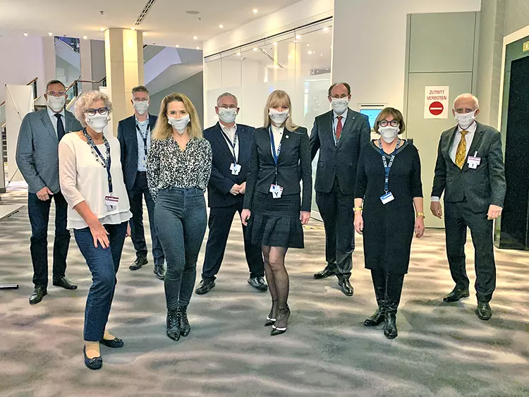 Von links: Präsident Christian Berger, Frau Karanikas, Dr. Stefan Liepe, Dr. Nathalie Khasin, Dr. Wolfgang Neumann, Pressereferentin Anita Wuttke, Priv.-Doz. Dr. Jörg Neugebauer, Dr. Renate Tischer und Univ.-Prof. Dr. Dr. Joachim E. Zöller.