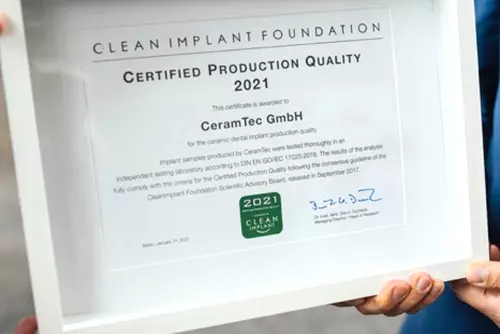 Das CleanImplant-Zertifikat bestätigt die Sauberkeit der Implantatproduktion.
