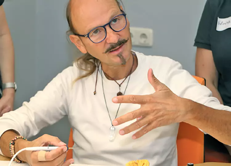 ZTM Achim Ludwig demonstriert die theoretischen Inhalte am Modell.