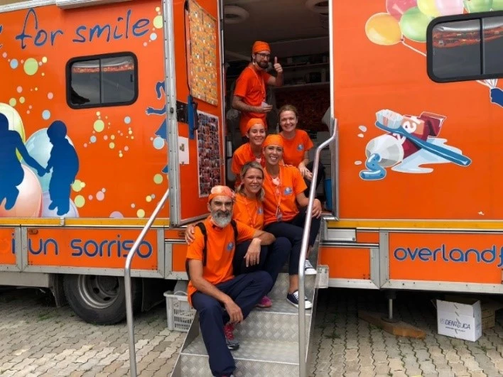 „Overland for Smile (ONLUS)“ betreibt seit 2005 eine mobile Zahnarztpraxis. Teams aus jeweils 10 Ärzten und freiwilligen Helfern, fahren regelmäßig in verschiedene osteuropäische Länder, um dort Waisenkinder zahnmedizinisch zu versorgen.