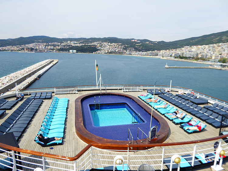 Blick auf das Heck mit dem Außenpool im Hafen
von Kavala.