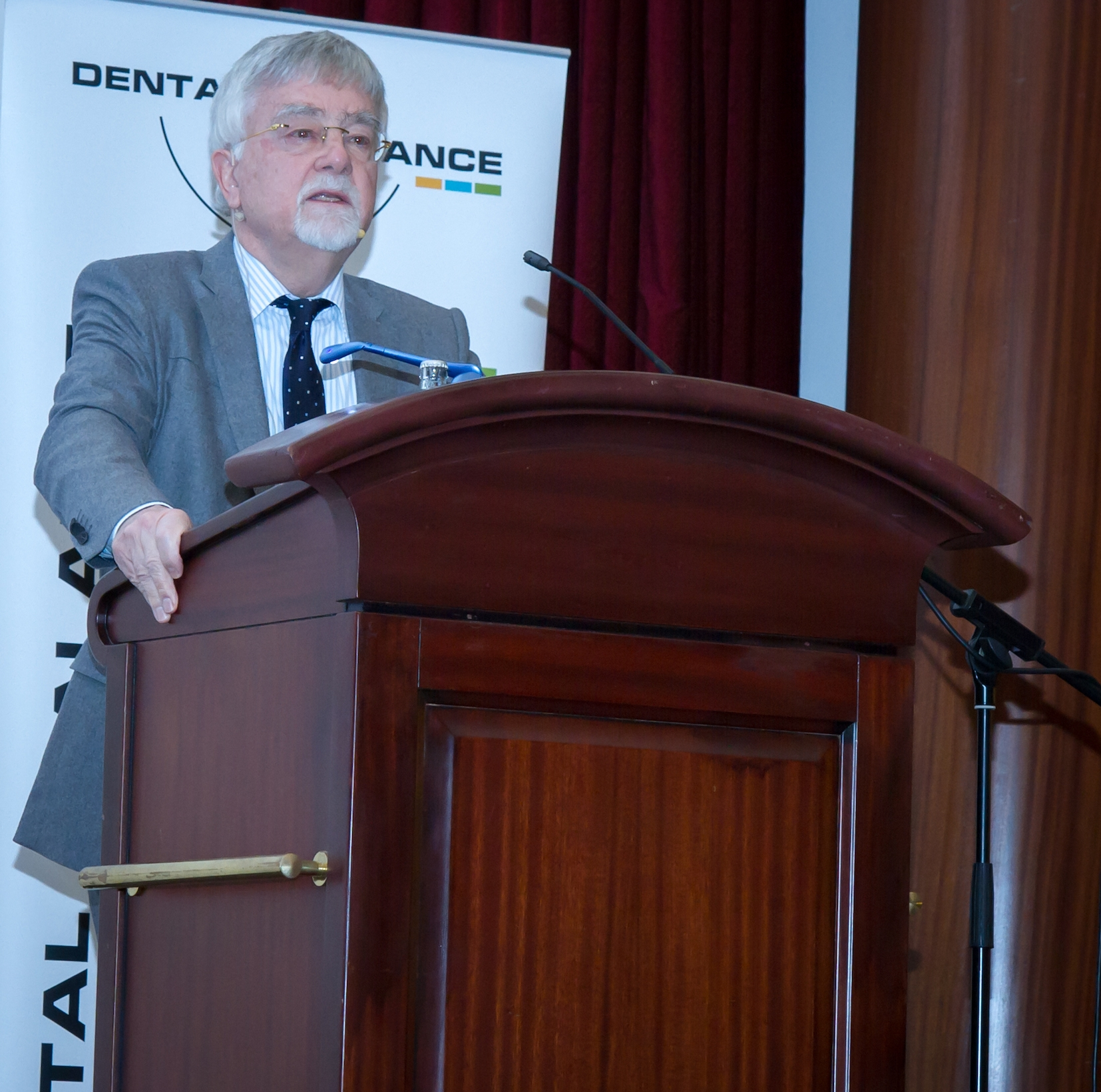 Prof. Hartmut Lode referierte über infektiologische Probleme bei dentalen Implantationen und ging u.a. auf die perioperative Antibiotikavergabe ein.