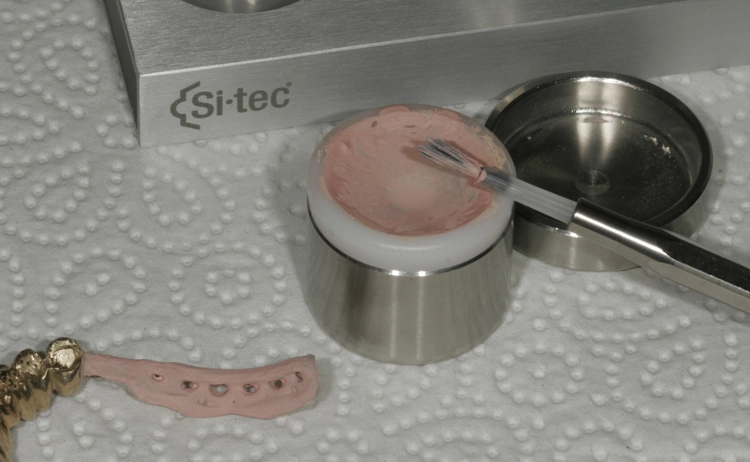 Abb. 2.: Rosa Opaker wird verarbeitet.