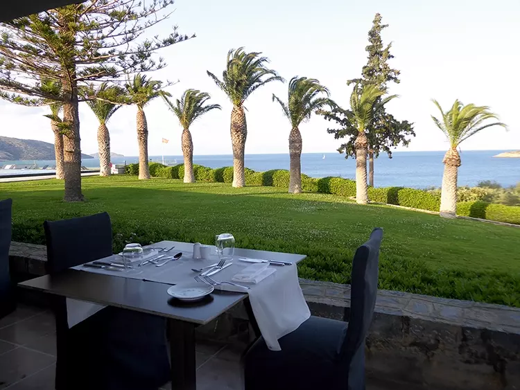 Elitär Essen mit Blick aufs Meer