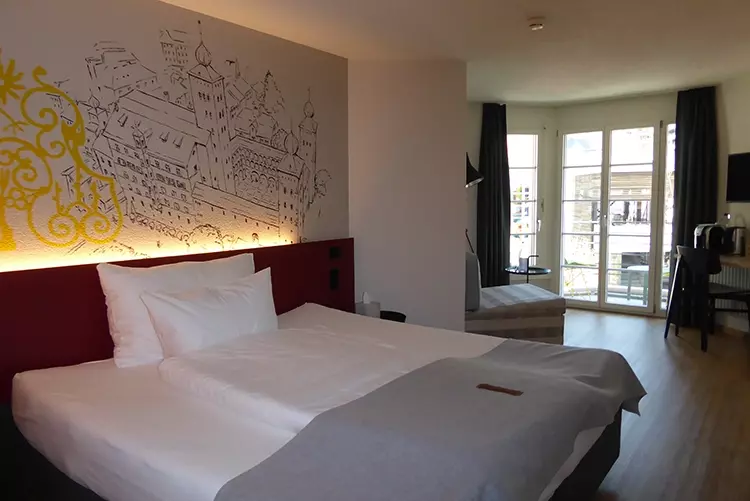 Jedes der schonen Zimmer im Stockalper Hof sind mit Reminiszenzen an den Namensgeber Stockalper versehen.