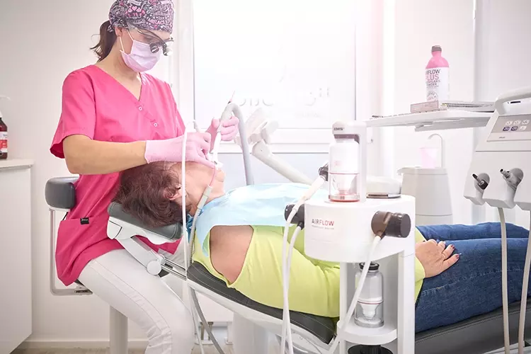 Nach der GBT-Schulung führte eine Dentalhygienikerin der Praxis Lichtblick die Airflow-Technologie mithilfe des Prophylaxis Masters durch.