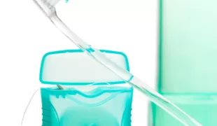 Zähneputzen, Zahnseide und Mundspülung gehören zu einer erfolgreichen häuslichen Dreifachprophylaxe.