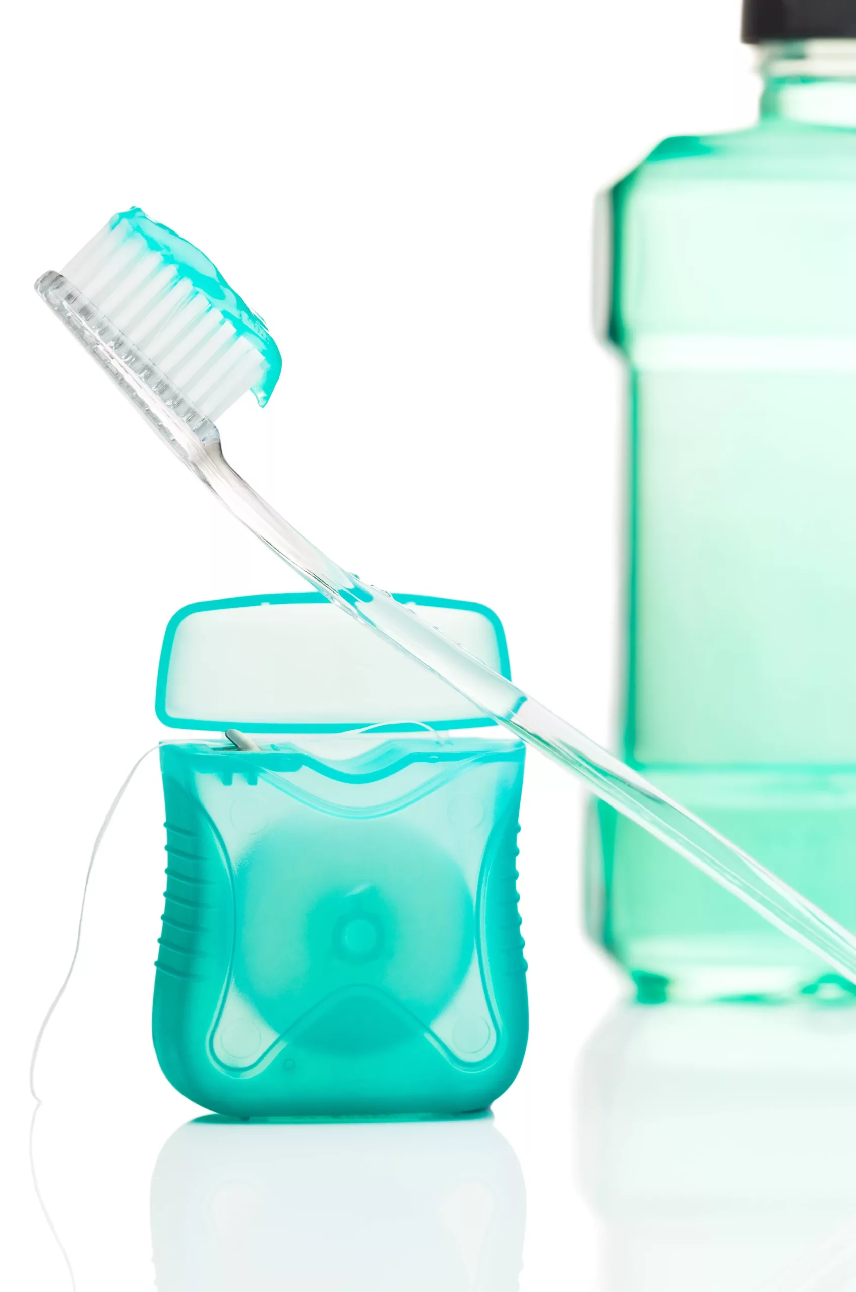 Zähneputzen, Zahnseide und Mundspülung gehören zu einer erfolgreichen häuslichen Dreifachprophylaxe.