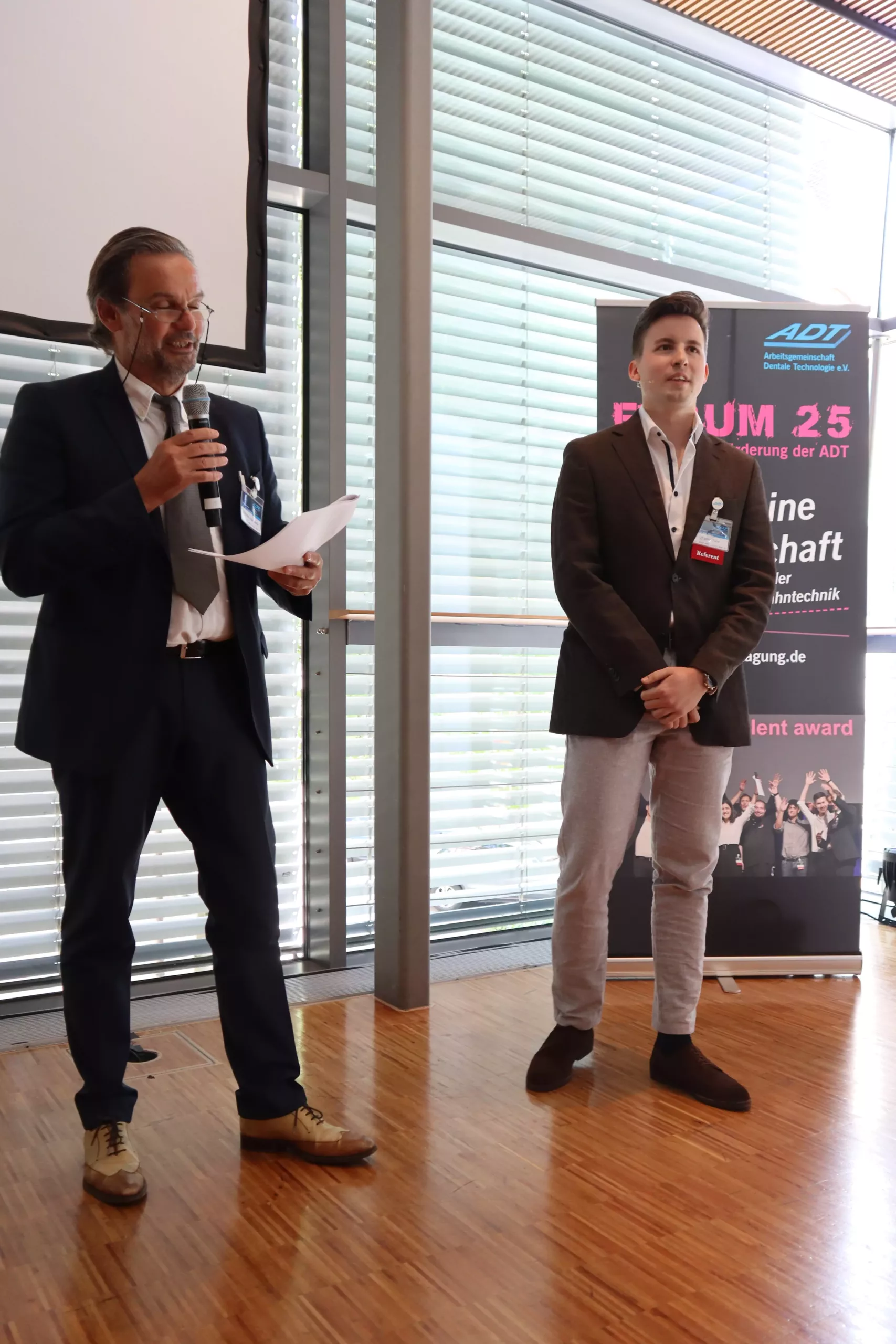ZT Samuel Fuhrer, 2. Referentin und Gewinner, Forum 25 neben Hans-Jürgen Stecher (l.).