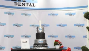 Zum 30-jährigen Firmenjubiläum veranstaltete das Unternehmen Yeti Dentalprodukte eine große Festgala mit Geburtstagskuchen .