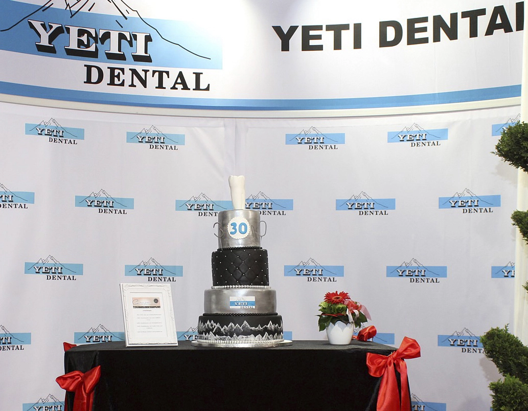 Zum 30-jährigen Firmenjubiläum veranstaltete das Unternehmen Yeti Dentalprodukte eine große Festgala mit Geburtstagskuchen .