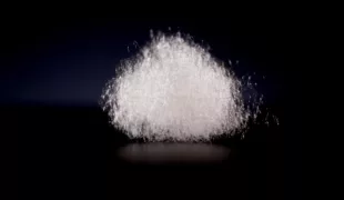 Die Fasern des neuen Isolationsmaterials bestehen zu 100 Prozent aus recyceltem Polyester.