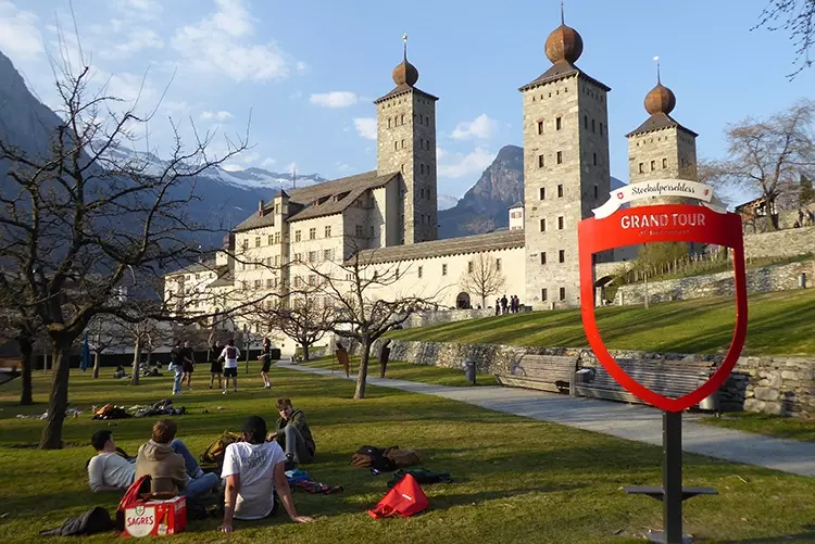 Der Park vor dem Stockalper Schloss ist heute ein Tummelplatz für Groß und Klein.