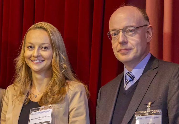 Abb. 3: Dr. Alexandra Kravchenko-Oer (l.) zusammen mit Prof. Dr. Alfons Hugger (r.), Schriftleiter der Zeitschrift CMF.