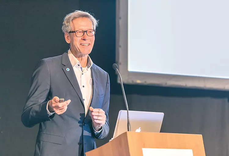 Prof. Søren Jepsen beantwortete in seinem Vortrag die Frage, ob die Full Mouth Disinfection immer noch eine sinnvolle Therapieoption ist.