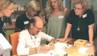 Laborcoaching bei ZTM Stefan Kreil: Die Belegschaft interessiert sich für die praktische Umsetzung der majesthetischen Arbeitsweise.