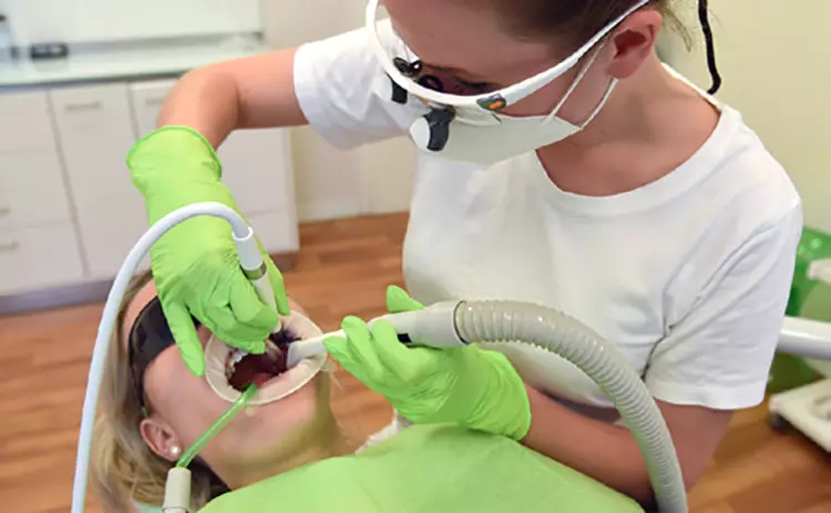 Abb. 3: Geeignete Sitzpositionen reduzieren weiter die Menge freigesetzter Aerosole und Tröpfchen. Mit tieferer Patientenlagerung als im Bild gezeigt lassen sich Haltung und Spraynebel-Exposition der Behandlerin weiter optimieren.