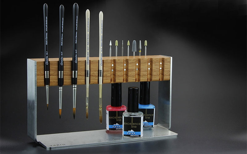 Der Vario Magnetständer mit Keramikpinseln, Schleifern und Spacern.