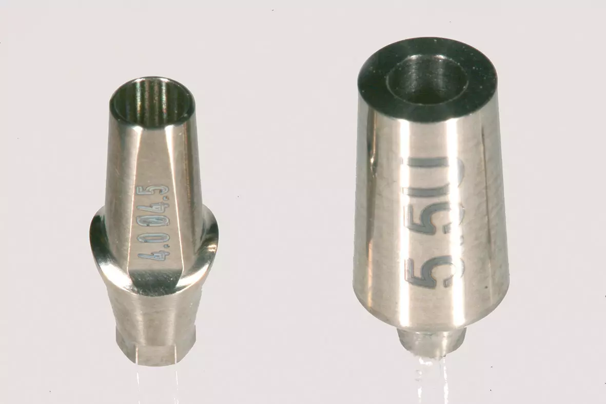 Abb. 4: Gegenüberstellung des modifizierbaren Aufbaus TiDesign und des Profile BiAbutments.
