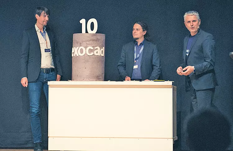 „A decade of digital innovation” lautete das Motto. Den zehnjährigen exocad-Geburtstag zelebrierten die exocad-Gründer Maik Gerth und Tillmann Steinbrecher sowie CCO Novica Savic mit dem Anschnitt einer Geburtstagstorte.