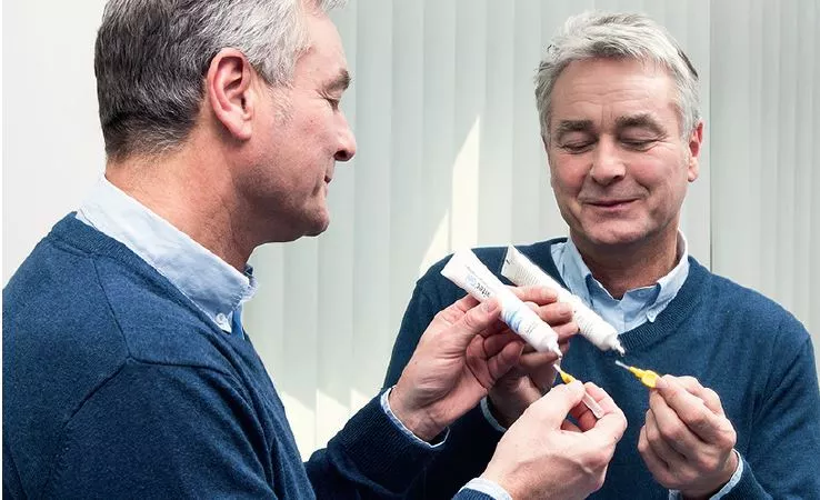 Abb. 4: Das Mundpflege-Gel lässt sich präzise auf die Interdentalbürste aufbringen.