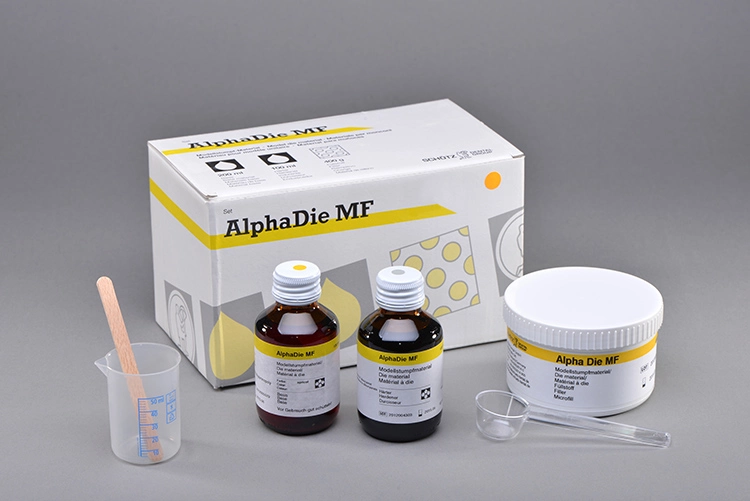 Abb. 4 a-d: Replikamaterialien sollten auf Polyurethan- oder Epoxidharzbasis sein (a), gut und homogen gemischt werden und blasenfrei in die saubere und trockene Abformung einfließen. Zahntechnische Hilfsmittel wie Rüttler (b), Drucktopf (c) oder auch Vakuumexsikkatoren (d) sind unabdingbare Hilfsmittel für ein blasenfreies Ergebnis.