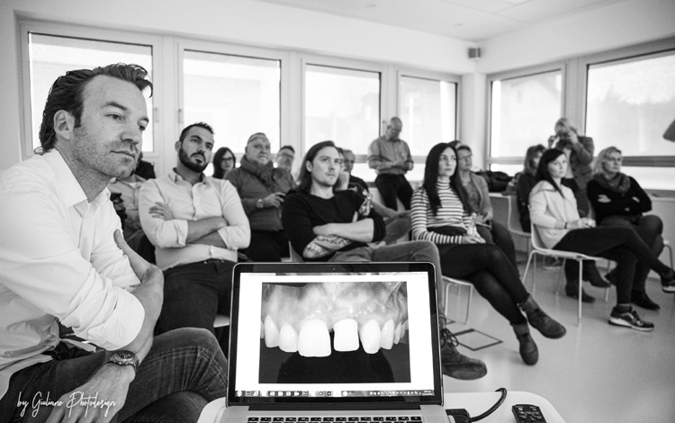 Das Labor Dental Design Schnellbecher & Roland in Klein-Winternheim bot ideale Möglichkeiten, um sowohl bei einem einleitenden Vortrag als auch bei der praktischen Demonstration das optimale Lernergebnis zu erzielen.