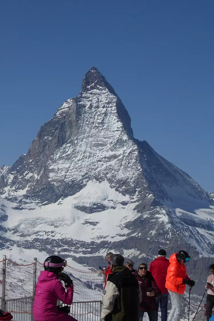 Auf dem Gornergrat vom Zug gleich auf die Piste mit Matterhorn-Blick.