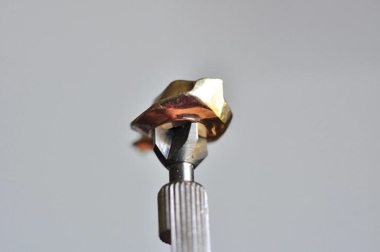 Abb. 5: Spezialwerkzeug mit Hartmetalleinlage für das Frialit-2-Implantat – die beste Passung aller Zeiten! Allerdings war die industriell hergestellte Verbindung in das Implantat eine stumpfe Verbindung, die mittels des blauen Teflonringes abgedichtet werden sollte.