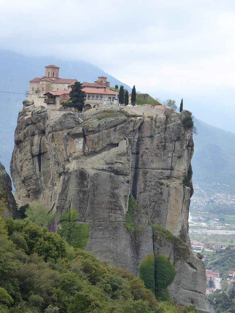 Himmelhoch siedeln die Moenche in den Meteora
Klöstern.