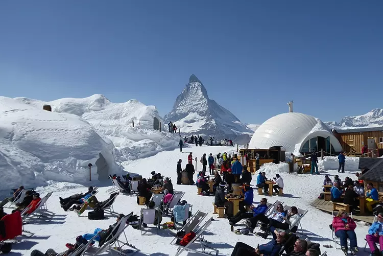 Das Matterhorn wird gezäunt von Iglus.