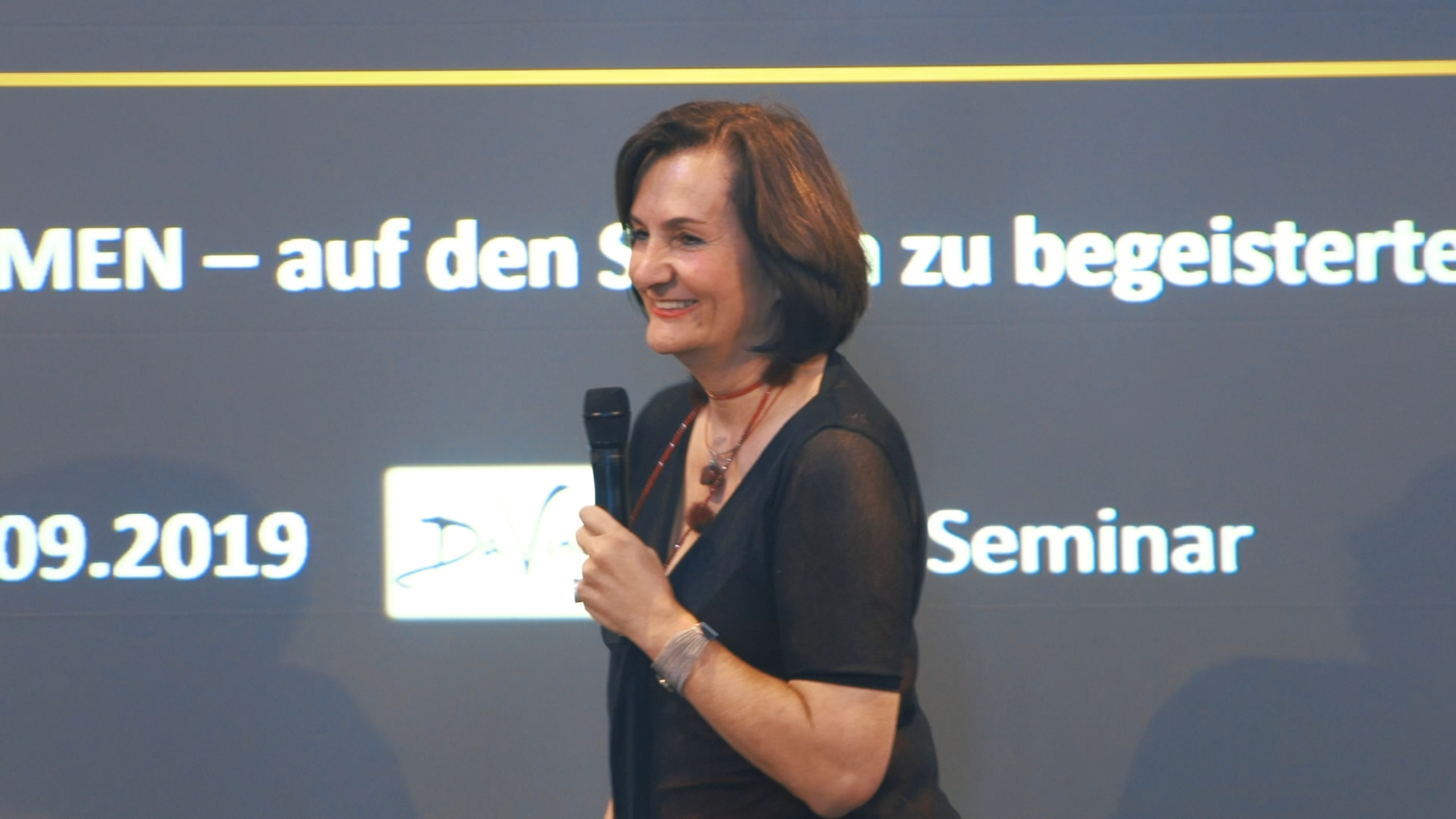 ... Barbara Schuster, stellvertretende Chefredakteurin des dental labor.