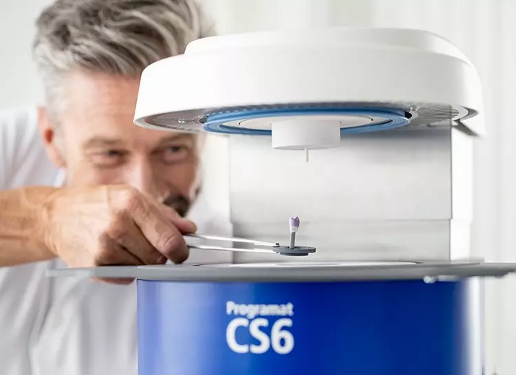 Ivoclar ist heute Marktführer unter anderem bei Lithium-Disilikat-Glaskeramik. Dies nicht zuletzt aufgrund der Erfindung von IPS e.max sowie der Programat-Serie.