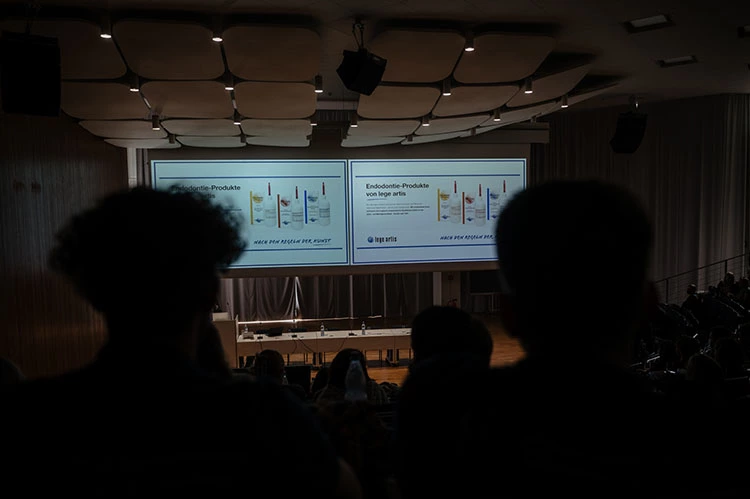 Die Filmpremiere im Mai 2022 bei der Bundesfachschaftstagung Zahnmedizin in Berlin.