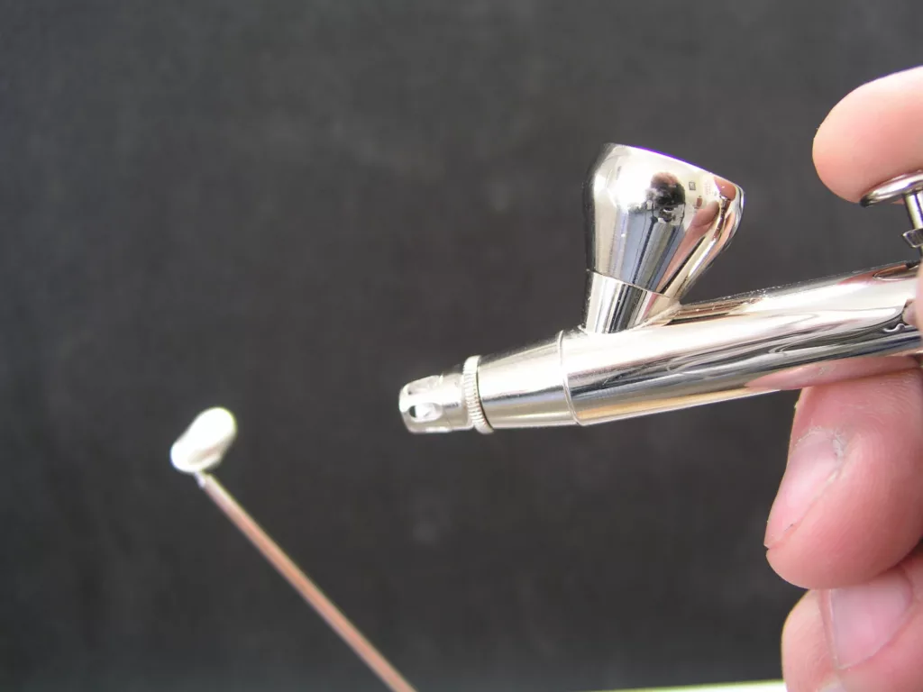 Abb. 9: Mit einer Airbrushpistole ist ein gleichmäßig dünner Auftrag erreichbar.