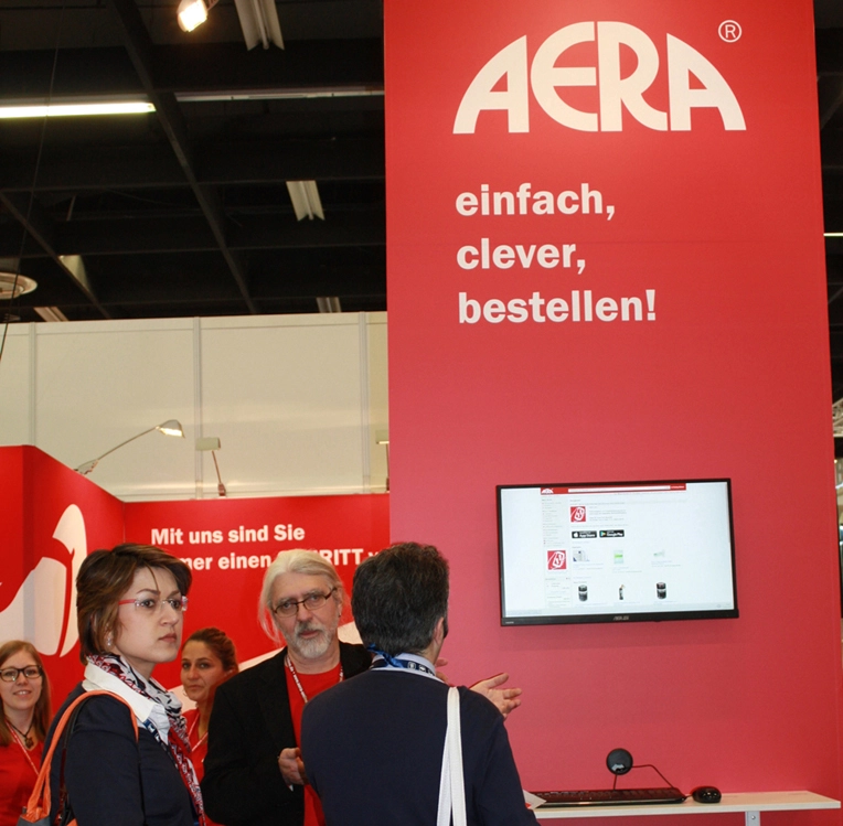 Auf den Fachmessen können sich Besucher über die verschiedenen Funktionen der Onlineplattform und der App von AERA informieren.