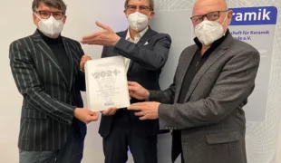 Verleihung des Videopreises der AGK 2021: Dr. Bernd Reiss (re.) übergibt die Urkunde an ZTM Otto Prandtner (li.). Für sein Video „Ponticausformung systematisch und interdisziplinär“ erhielt er den 1. Preis. Prof. Daniel Edelhoff (Mi.) gratuliert.