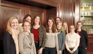 Dr. Susanne Fath (4.v.li.) wurde mit großer Mehrheit als Präsidentin des Verbands der ZahnÄrztinnen-Dentista bestätigt.