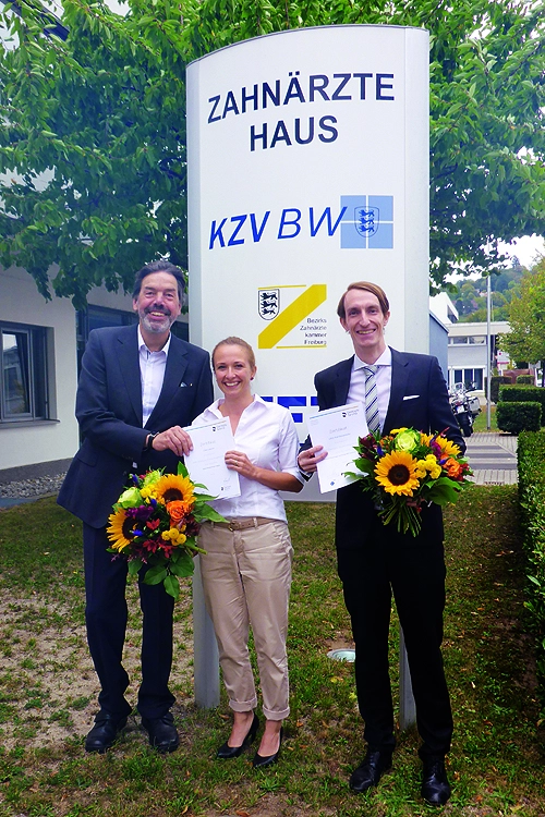 Dr. Christian Scheifele von der Arbeitsgemeinschaft für Röntgenologie (ARö) in der DGZMK gratulierte den beiden Gewinnern Lilian Leenen und Ulrich Deisenhofer.
