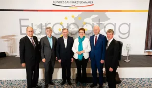 V.l.n.r.: Dr. Peter Engel (BZÄK-Präsident), Hendrick Kafsack (FAZ), Norbert Lins (CDU), Gaby Bischoff (SPD), Dr. Wieland Schinnenburg (FDP), Prof. Dr. Dietmar Oesterreich (BZÄK-Vizepräsident).