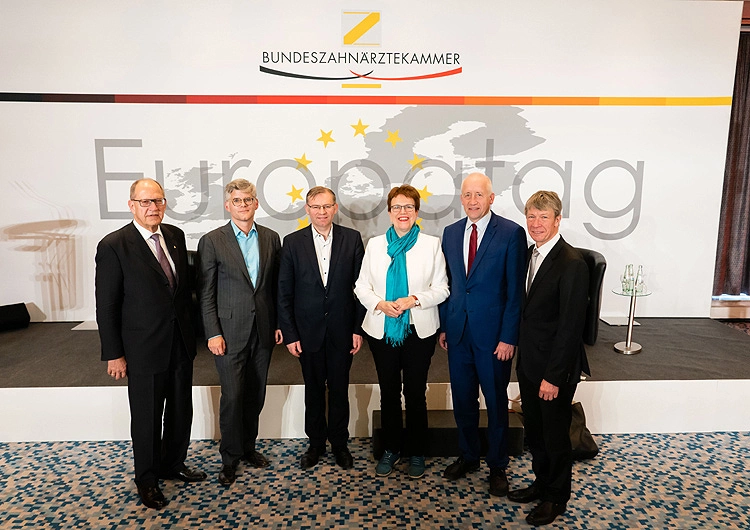 V.l.n.r.: Dr. Peter Engel (BZÄK-Präsident), Hendrick Kafsack (FAZ), Norbert Lins (CDU), Gaby Bischoff (SPD), Dr. Wieland Schinnenburg (FDP), Prof. Dr. Dietmar Oesterreich (BZÄK-Vizepräsident).