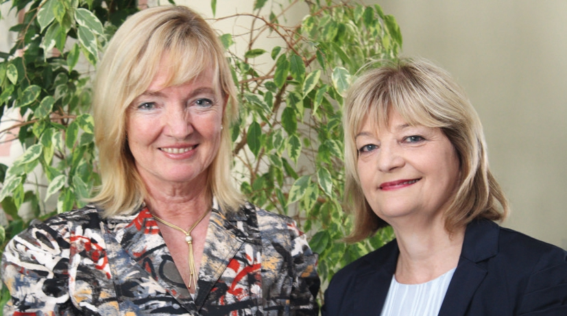 Dr. Brigitte Bartelt (links) führt seit mehr als 20 Jahren erfolgreich die Geschäfte. Ebenso lange wird sie von Ursula Herrmann im Bereich Werbung/Marketing unterstützt.
